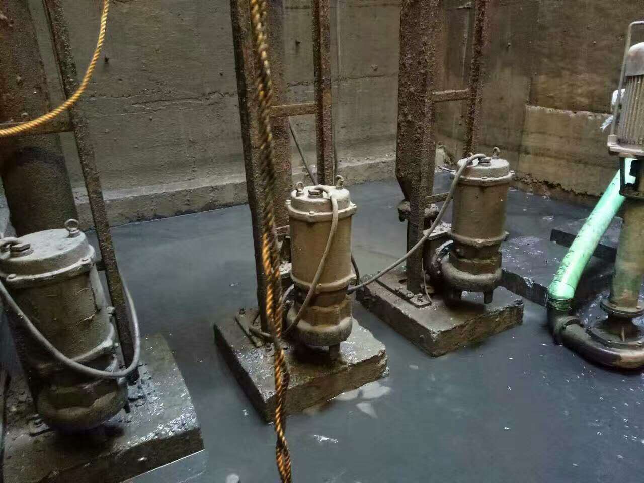 西市污水池清理