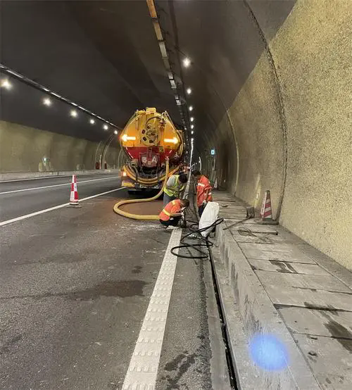 西市隧道排水渠清淤